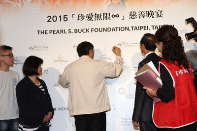 曾提進口外配 柯P今捐100萬助新移民