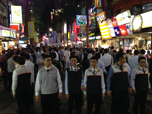 一場與世隔絕的「出巡式」拜票