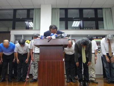 開鍘5主管   曹啟鴻為餿油案鞠躬道歉