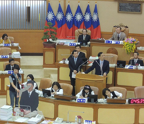 辦世大運亂砍樹  議員鋸郝人形立牌抗議