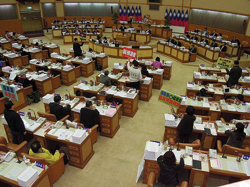 新北議員群轟朱立倫「老人健康補助金」違法