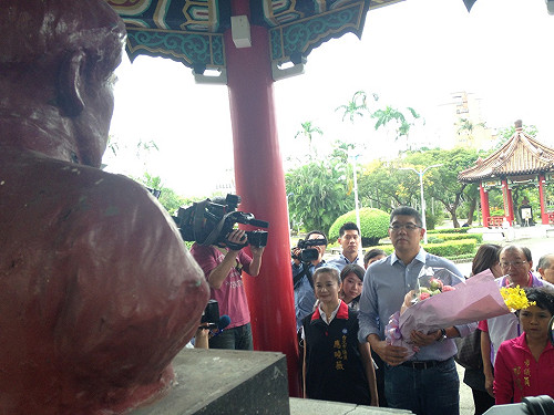 向先賢致敬  連勝文繞過228英靈未悼念