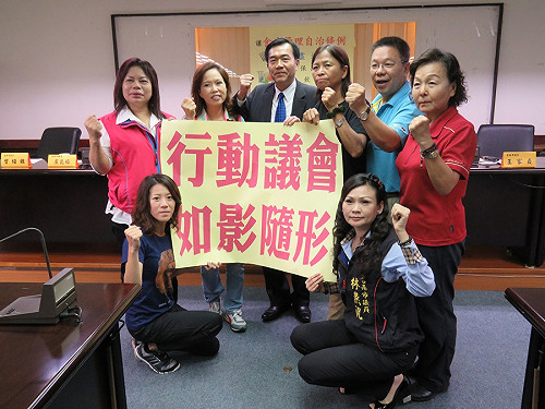 李全教組行動議會 議員如影隨「行」監督市政