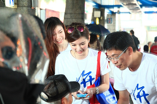 吸睛！謝立功出動「正妹團」拜票引騷動