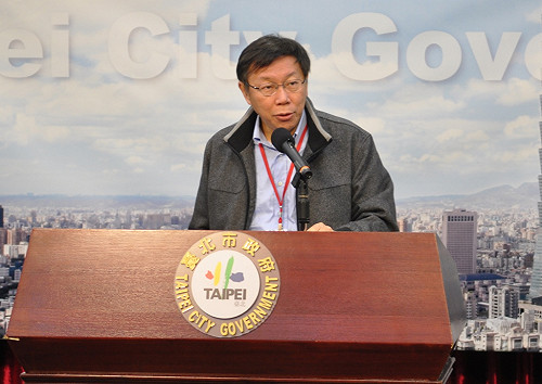 世大運用人工草皮 柯P：不敢說百分之百對