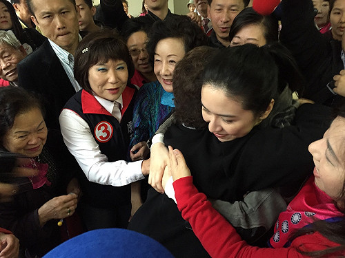 蔡依珊邵曉鈴再合體拜票  民眾擁抱落淚