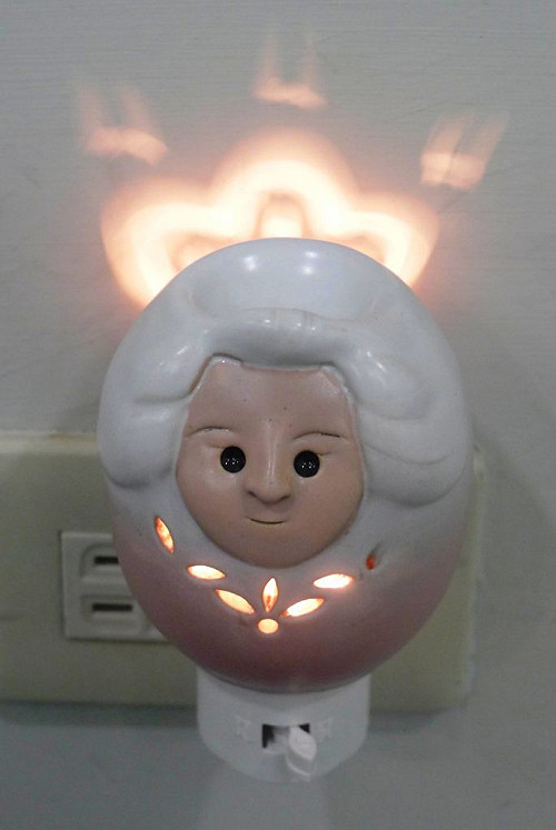 搭奧運風潮  新北「女王頭小夜燈」搶眼