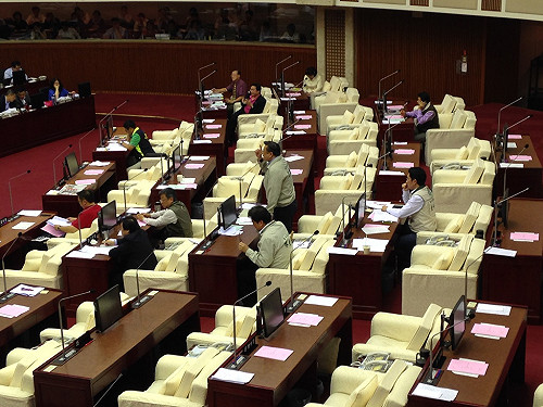 不再旗海飄揚  北市修法禁插選舉旗幟