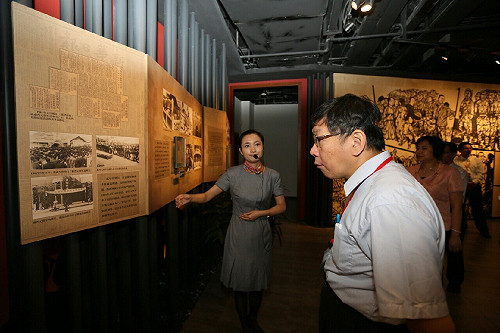 訪四行倉庫見國旗  柯P：歷史就是歷史