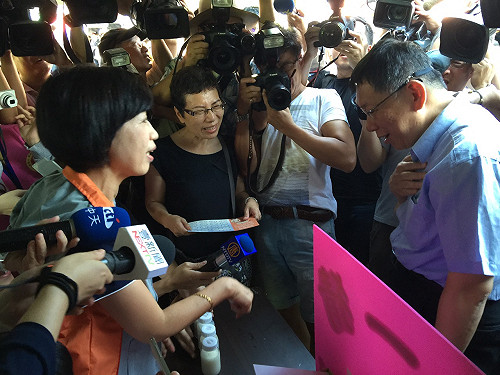 陳佩琪穿新衣服 柯P驚訝「哇！哇！哇！」