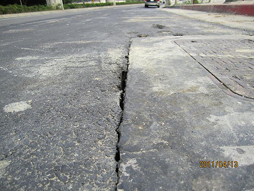 地基回填不實？  大湖公園未改建先坍塌