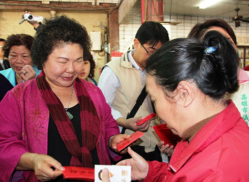 陳菊小港福德祠發紅包 祈求國泰民安