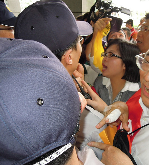 拼業績? 助理要記者多拍立委照片