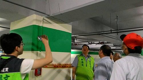 浮洲合宜宅冒多條大裂縫 新北市府暫扣執照