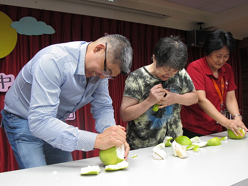 看到連勝文  失智阿嬤開心喊：國民黨的