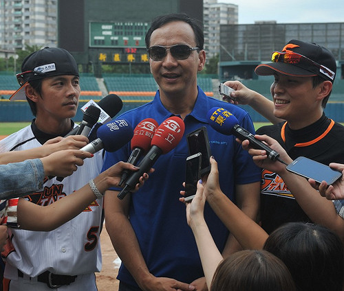 朱立倫不捨阿基師下跪道歉