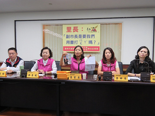 顏純左請里長發新書 遭批「用書打蚊子嗎？」