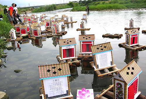 放水燈場面壯觀  新埔義民祭典明高潮