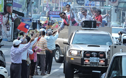 選前衝刺  馬英九再陪黃秀霜掃街