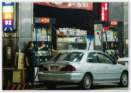 中國原油進口激增 國際油價震盪收高