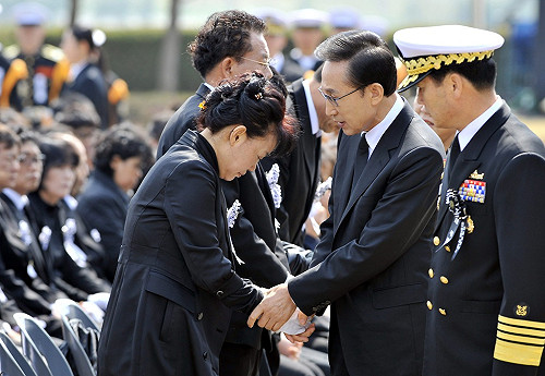 天安艦沉船意外  李明博參加永訣儀式