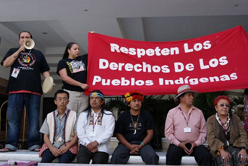 氣候變遷會場外   跨國原住民代表拉布條抗議