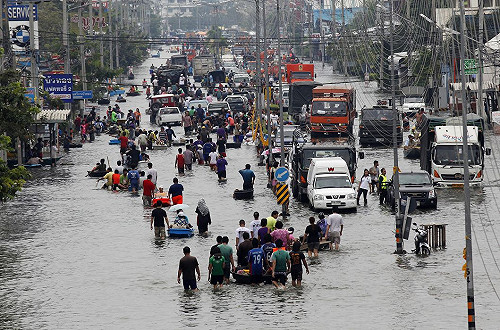 50年來最大洪水 泰國經濟搖搖欲墜