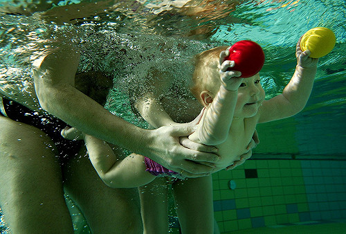 德警告：嬰兒游泳容易引發氣喘風險