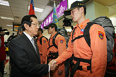 台首批震災救援  下午到東京