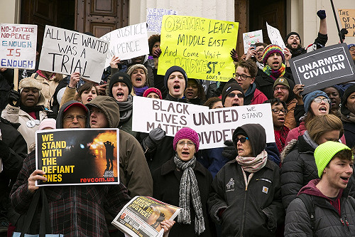 全美170市抗議種族歧視  有民眾衝市政府