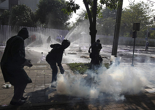 泰大選政黨抽籤  警發射催淚彈驅離民眾