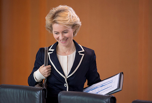 第3次梅克爾政權  德誕生首位女國防部長