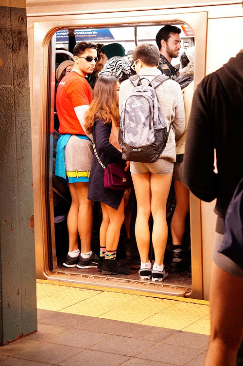 無畏寒冬  紐約無褲地鐵日變盛大派對