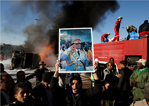 開戰？  油罐車在格達費官邸外爆炸