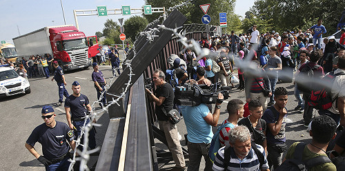 匈牙利催淚瓦斯守邊境  難民用走的到德國