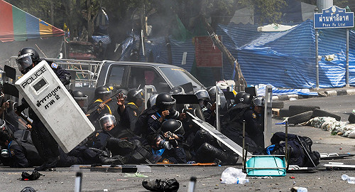 泰反政府示威者百人被逮  1警中彈身亡