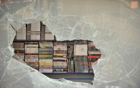 唯有「書店」在暴動中不會被搶  耐人尋味