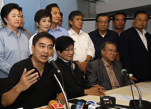 泰國最大在野黨議員總辭  加入示威