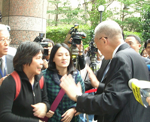 吳揆視察勞委會 工運團體爭取外勞休假權