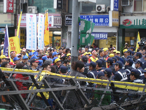 工會團體國民黨部前丟牛糞  5人遭逮捕