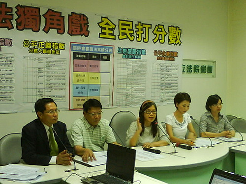 自廢武功？  綠委議場外審法案