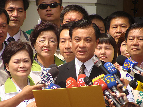 蘇嘉全完成登記  要打高格調選舉