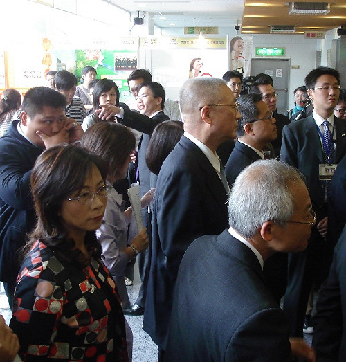 人力創新獎  吳揆走紅毯枯等12分