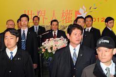 遭丟鞋慌亂說錯話  馬：人權向後發展