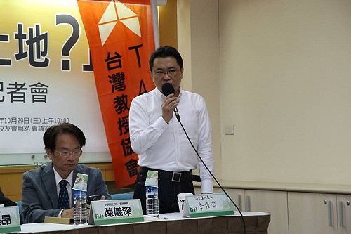 諷吳育昇  李權哲：上薇閣床等於上自家床？