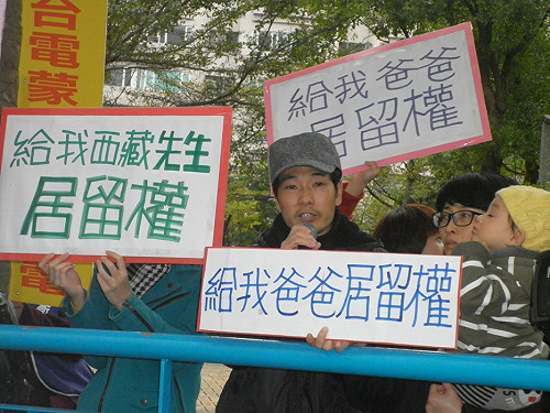 場外歌聲陳情  述說藏夫不准居留的悲哀