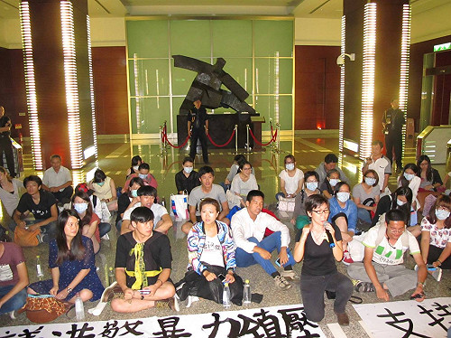 挺港民主、逼馬表態 台學生夜宿港辦大廳