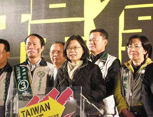 這是個冷冰冰政府 民眾喊是白冰冰的政府