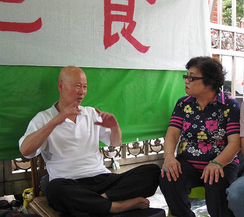 絕食滿3天  許信良顯疲態 腳步蹣跚