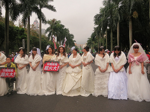 「主人拿馬沒辦法?」火大遊行出發